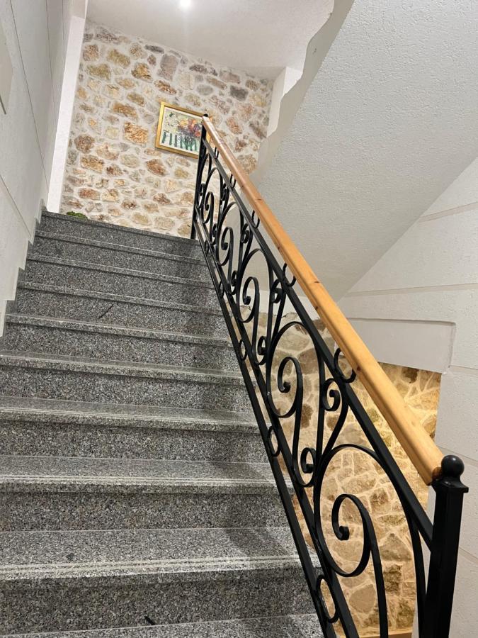 Stonevilla Buta Himara